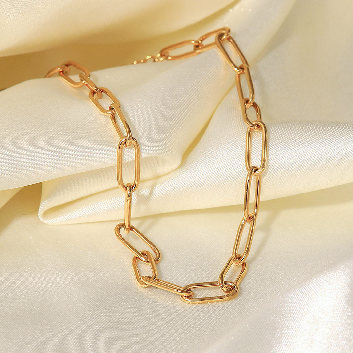 ELENYS Classic Chain – náramek na noze při nošení